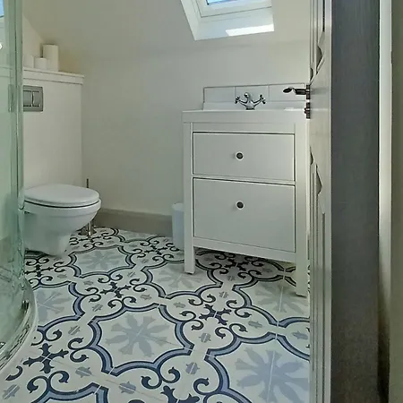 Beachside Avenue No 15 *